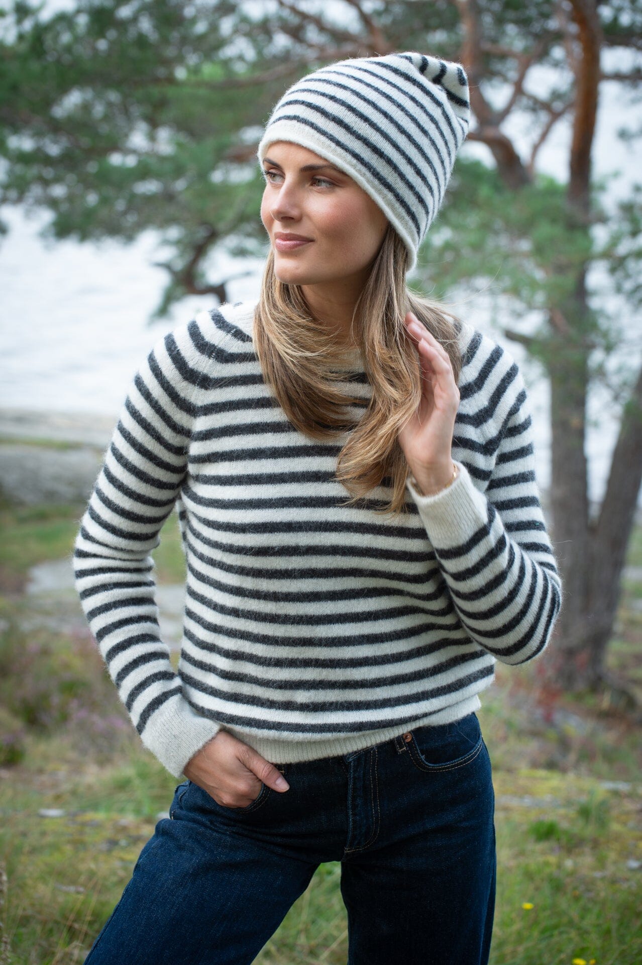 ArnieSays: Gini Stripe Offwhite/Charcoal Hodeplagg