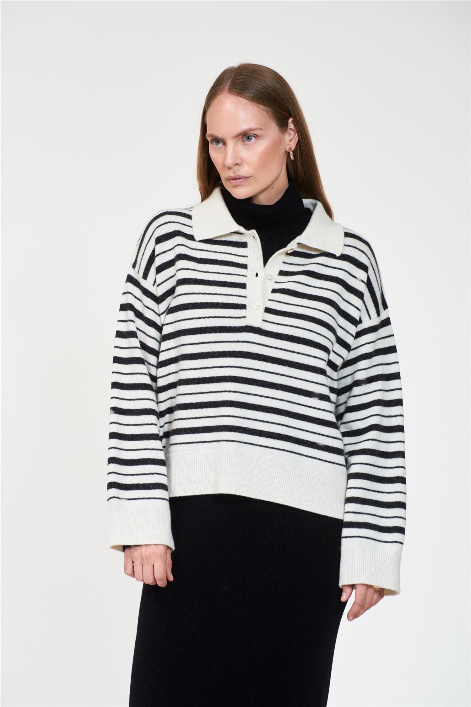 ArnieSays: ZELY Stripe Offwhite/Charcoal Genser