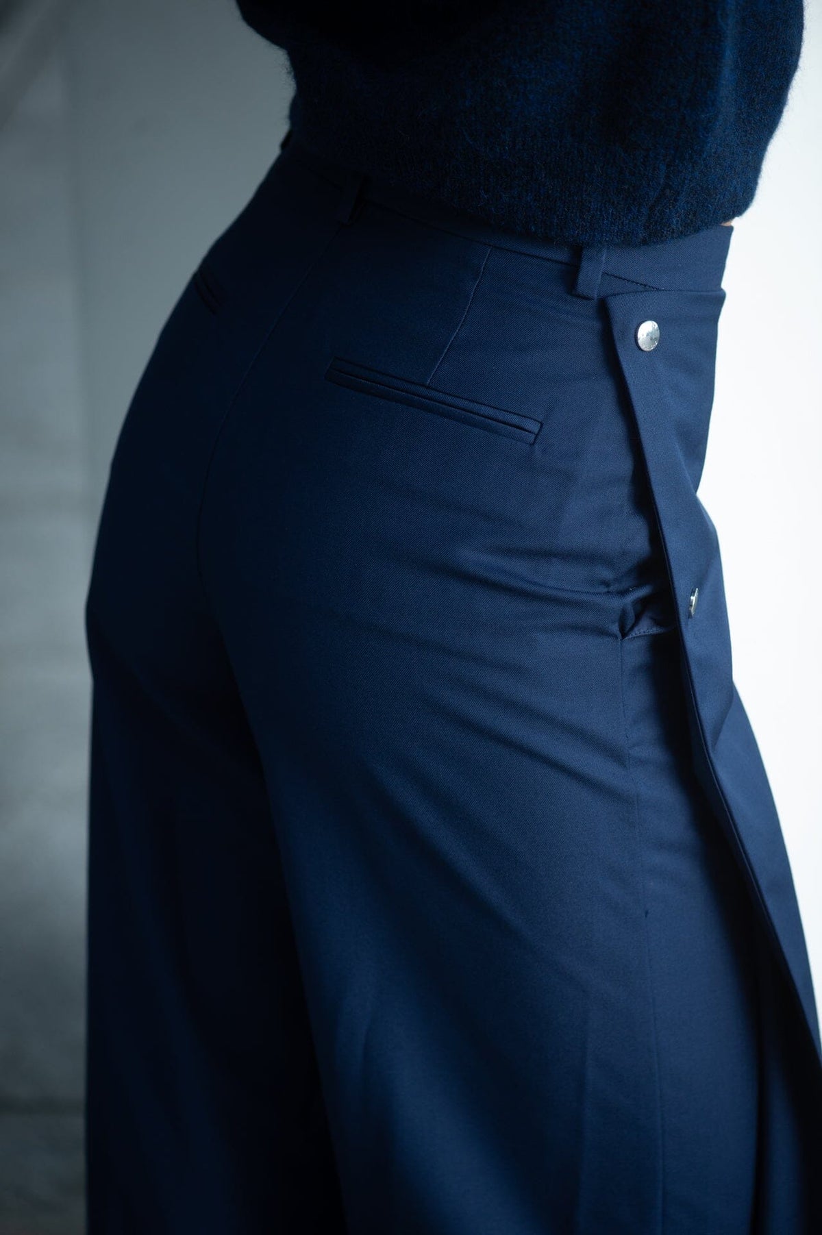 Isabelle Blanche MEN'S TROUSERS WITH POCKET PLEAT DETAIL Blue Navy Bukse
