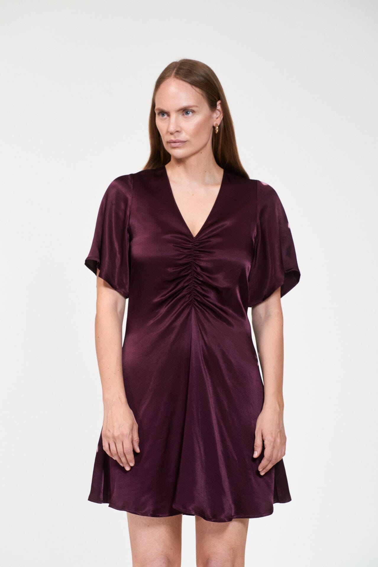 ArnieSays: LIEBEN Satin Burgundy Kjole