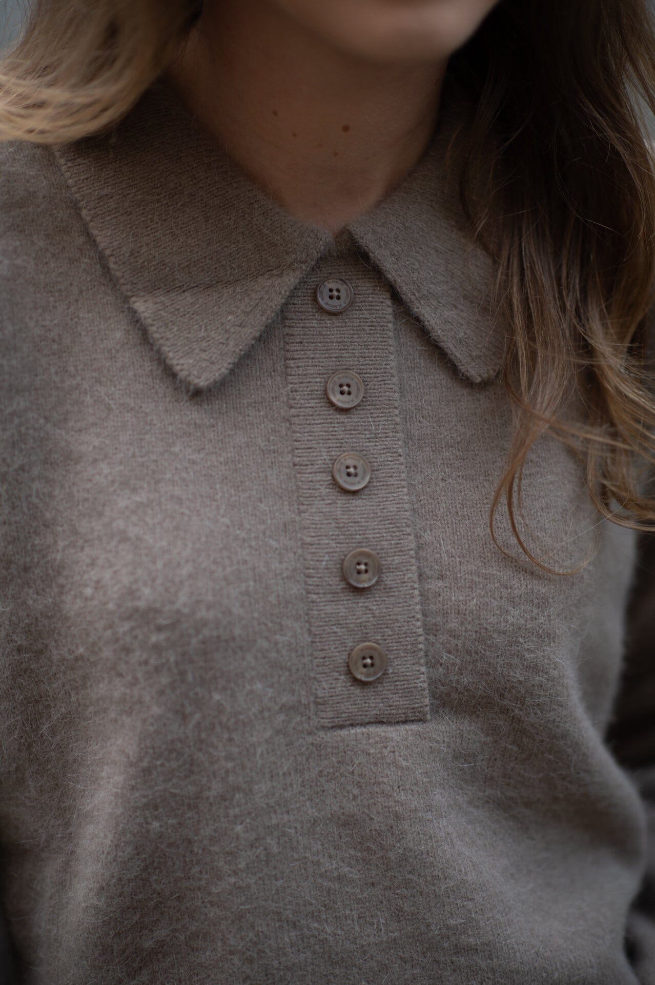 Isabelle Blanche Polo In Fox Yarn Toasted Nut Genser