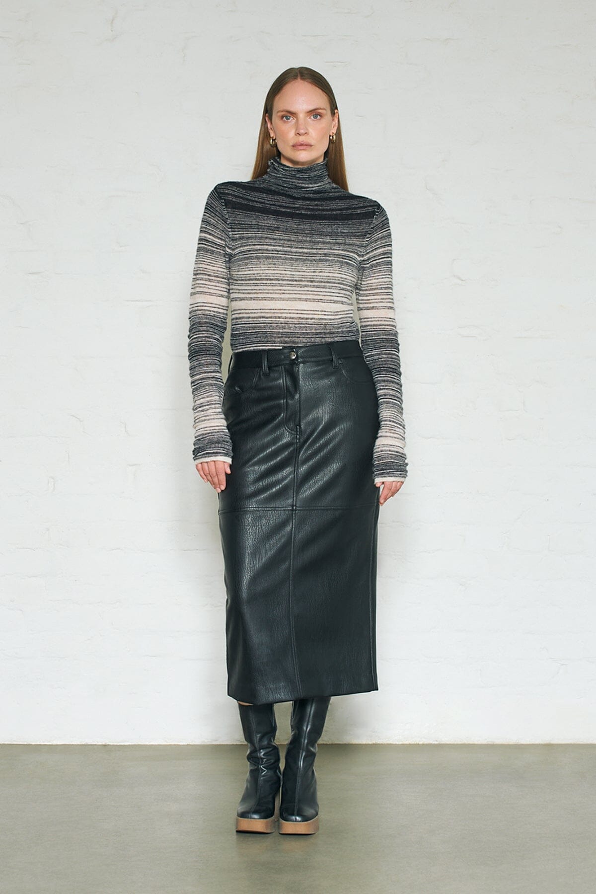 ArnieSays: Jeanne Lt Beige/Black Genser