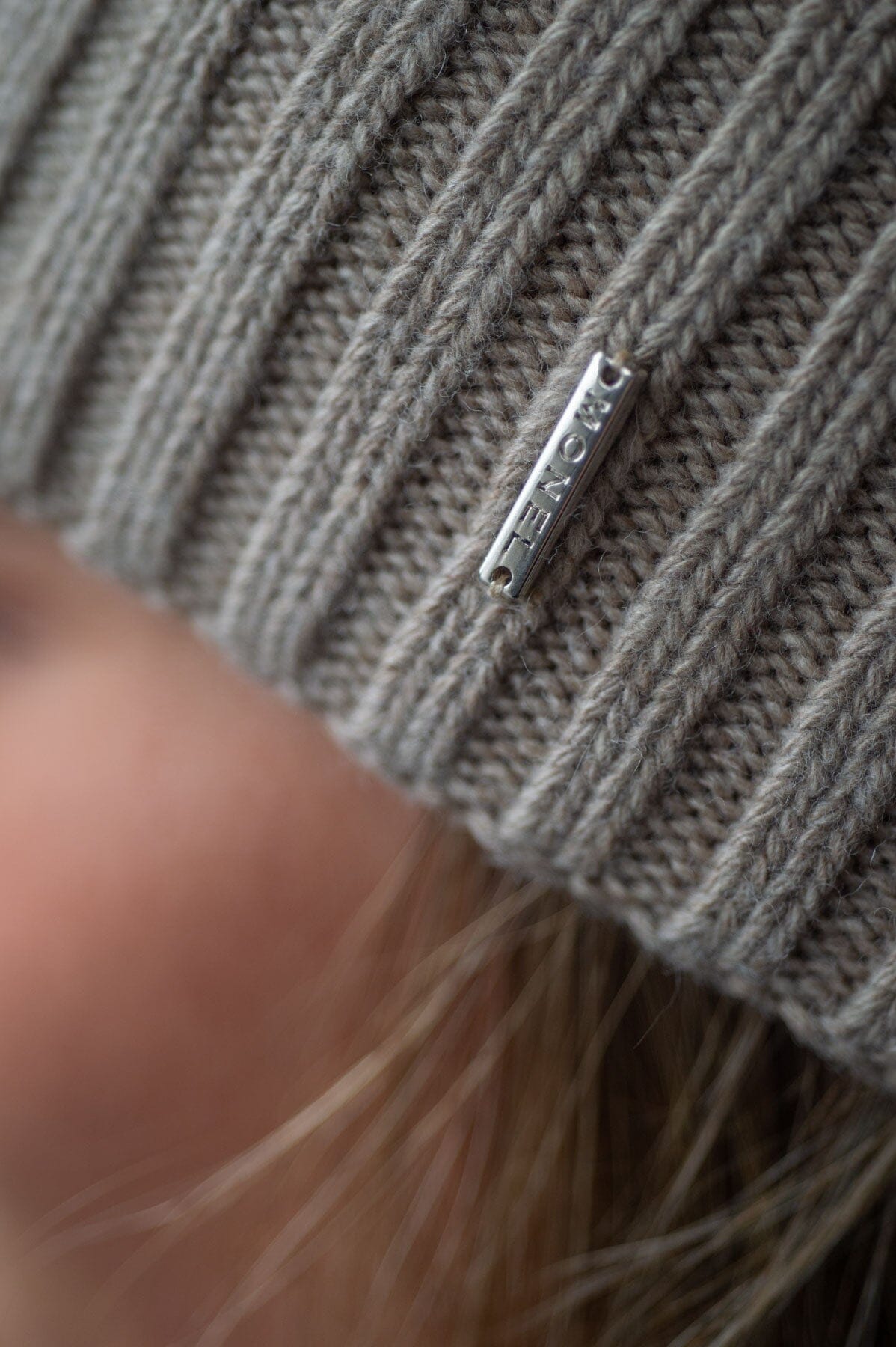 Monel Aspen Beanie w/fur pom Dark Beige Hodeplagg