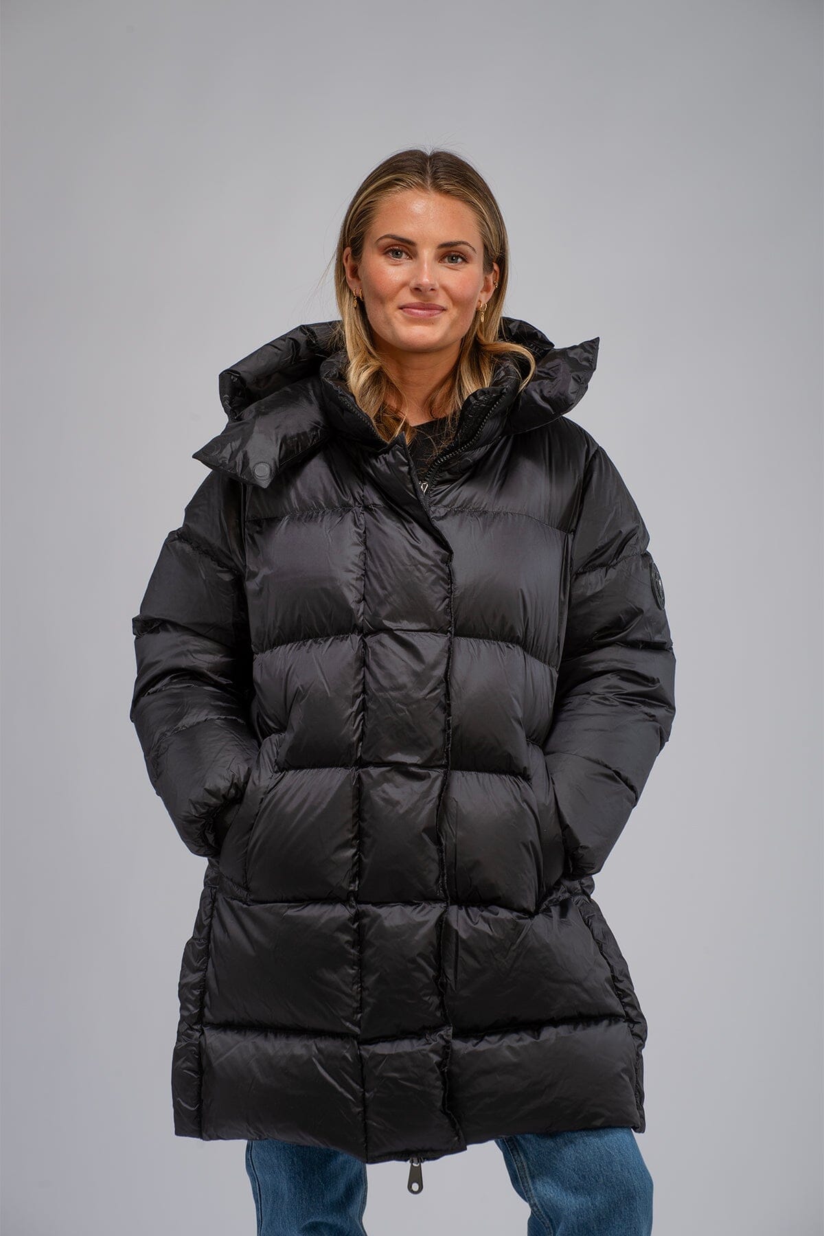 Monel Lucie Boxy Mid Black Ytterplagg