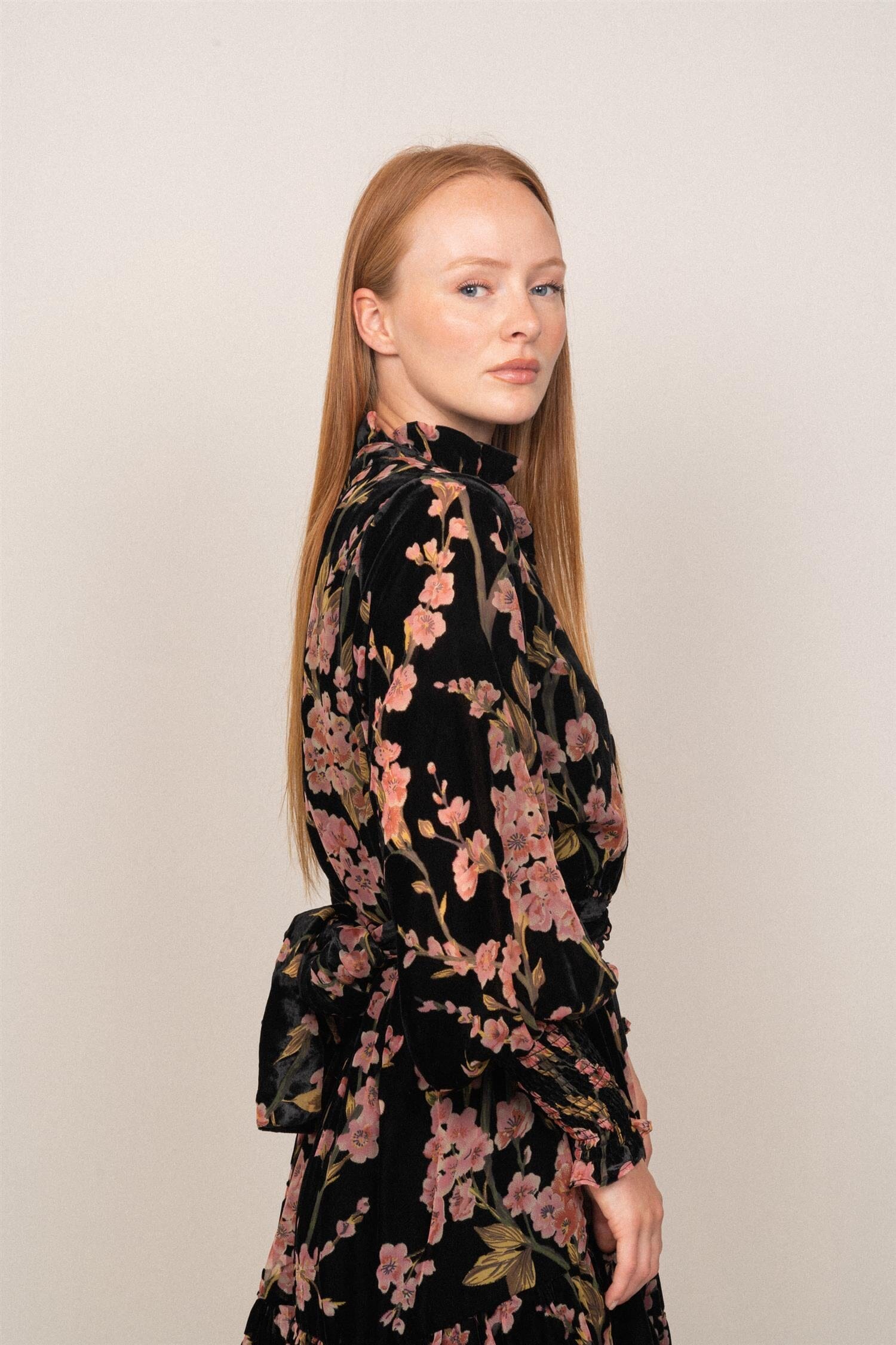 OSMINE af nor Saga Wide Velvet Dress Black Pink Velvet Burnout Kjole