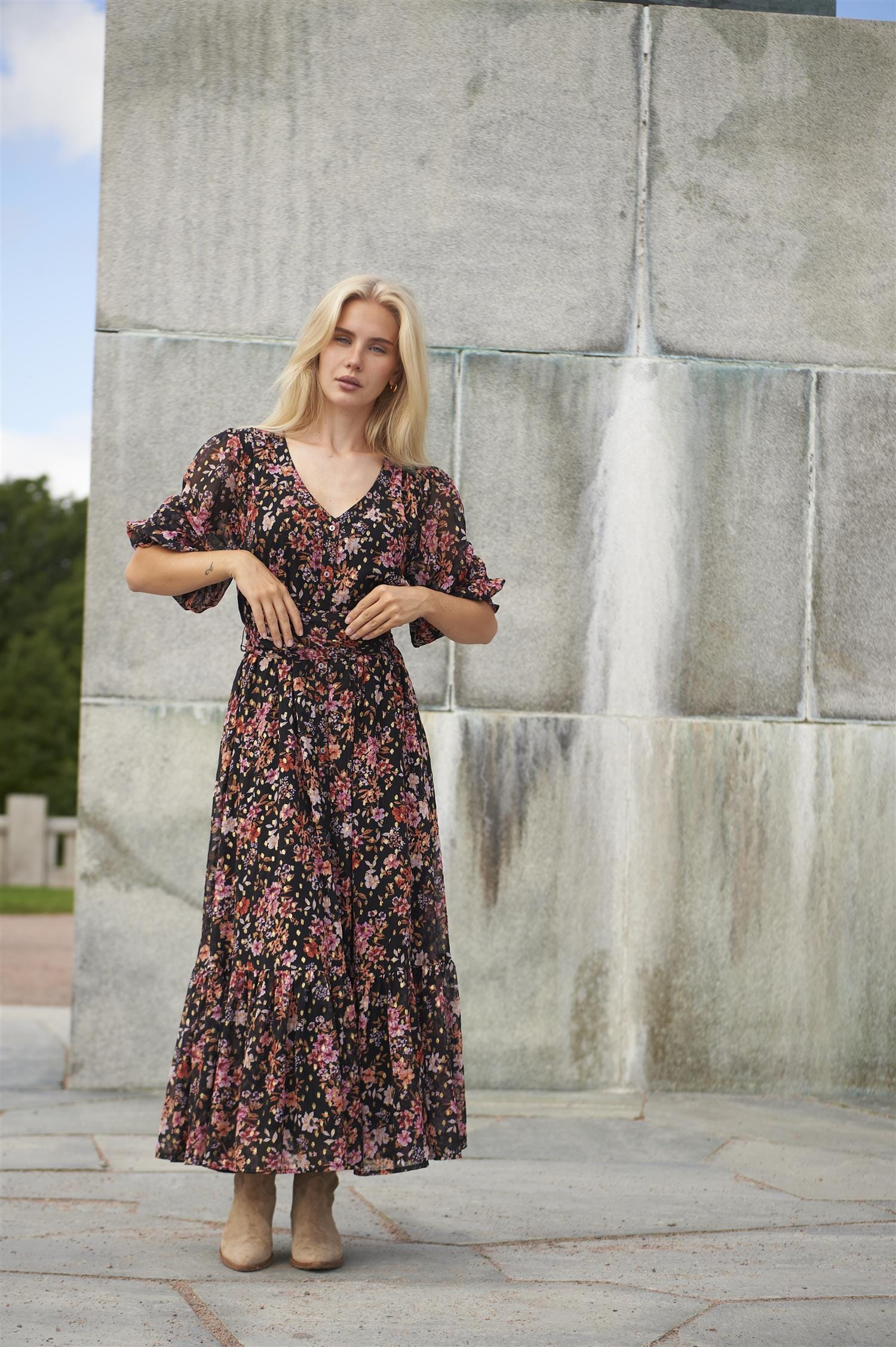 OSMINE af nor Gyri Golden Flower Dress Black Print Kjole