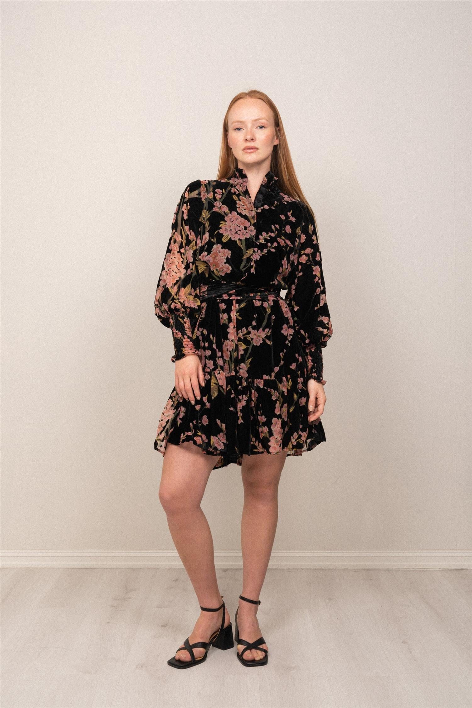 OSMINE af nor Saga Wide Velvet Dress Black Pink Velvet Burnout Kjole
