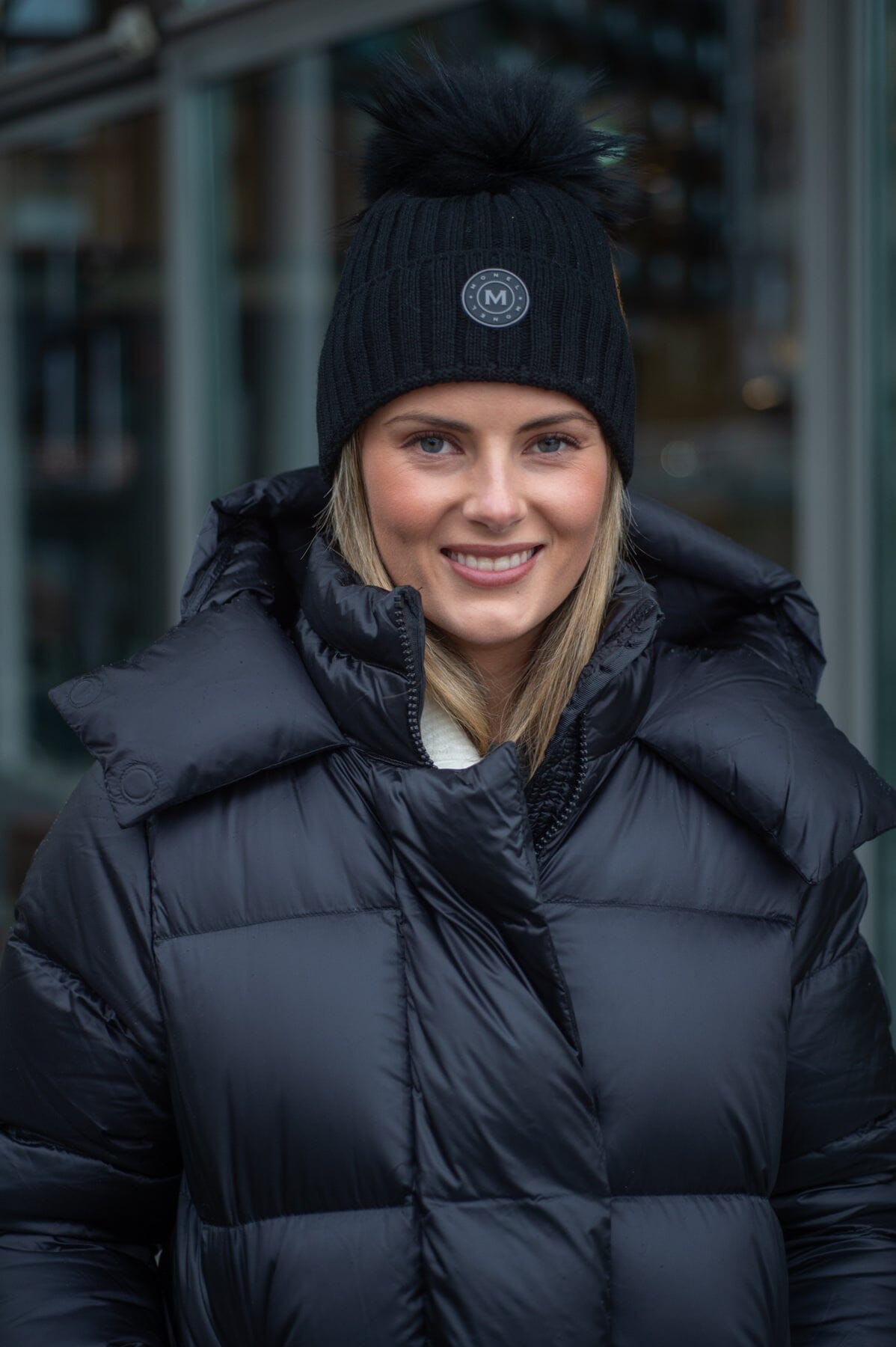 Monel St. Moritz Beanie w/fur pom Black Hodeplagg