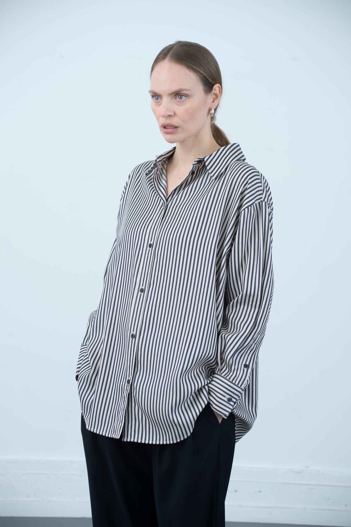 ArnieSays: Casey Tencel Black Stripe Skjorte