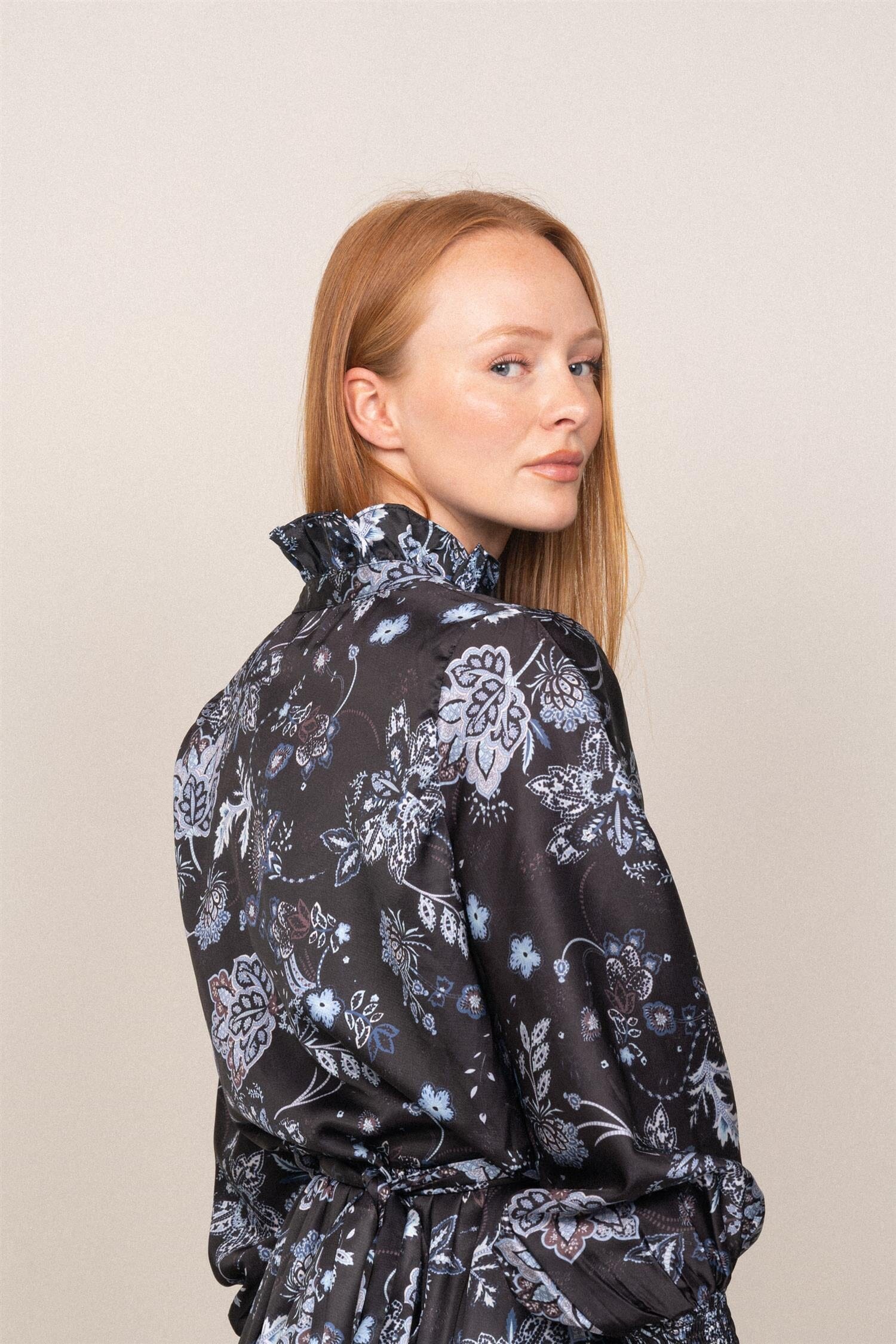 OSMINE af nor Saga Wide Dress Dark Blue Paisley Kjole