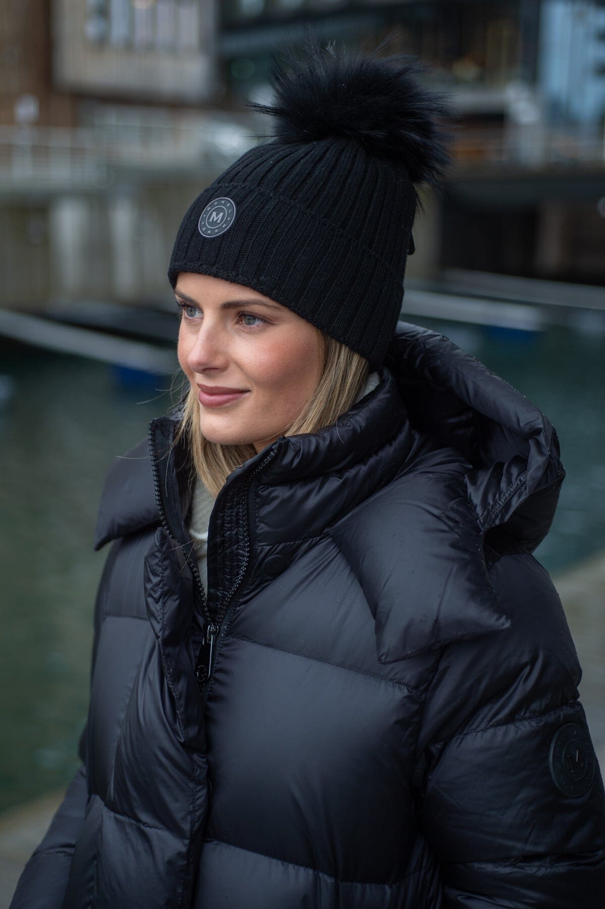 Monel St. Moritz Beanie w/fur pom Black Hodeplagg