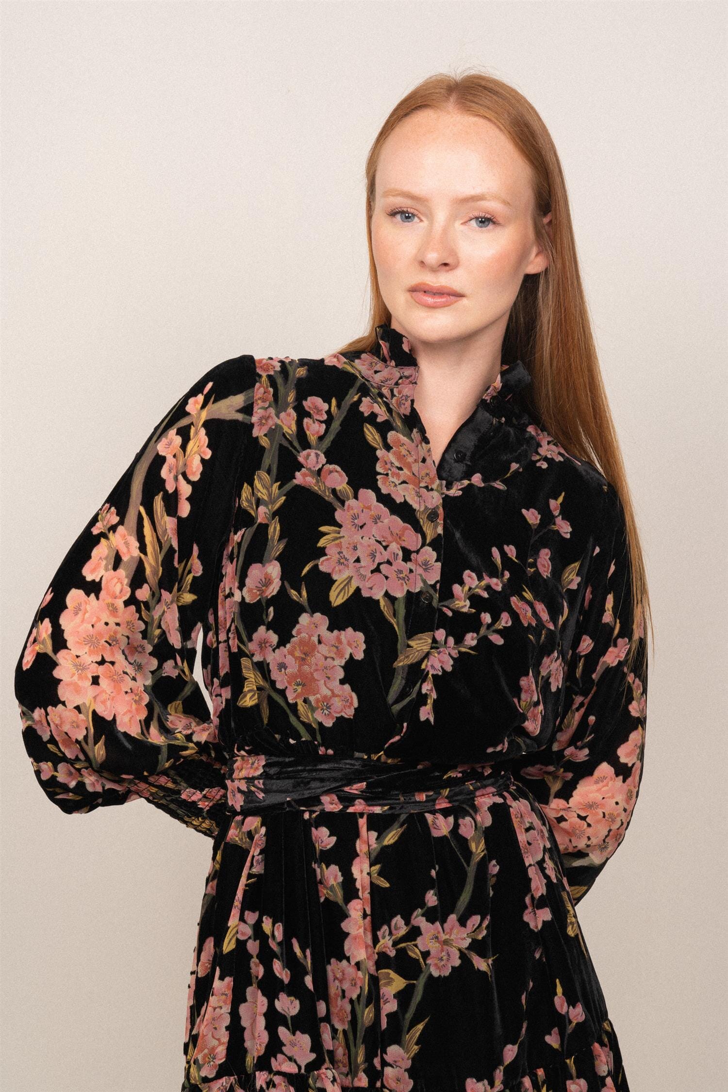 OSMINE af nor Saga Wide Velvet Dress Black Pink Velvet Burnout Kjole