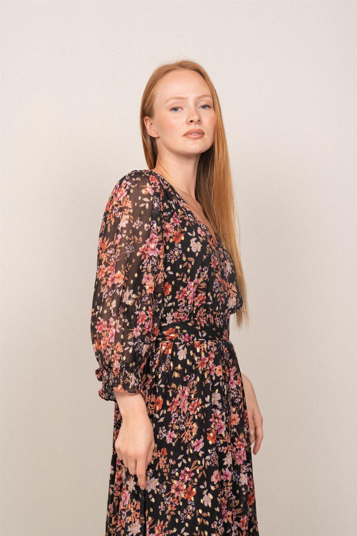 OSMINE af nor Gyri Golden Flower Dress Black Print Kjole