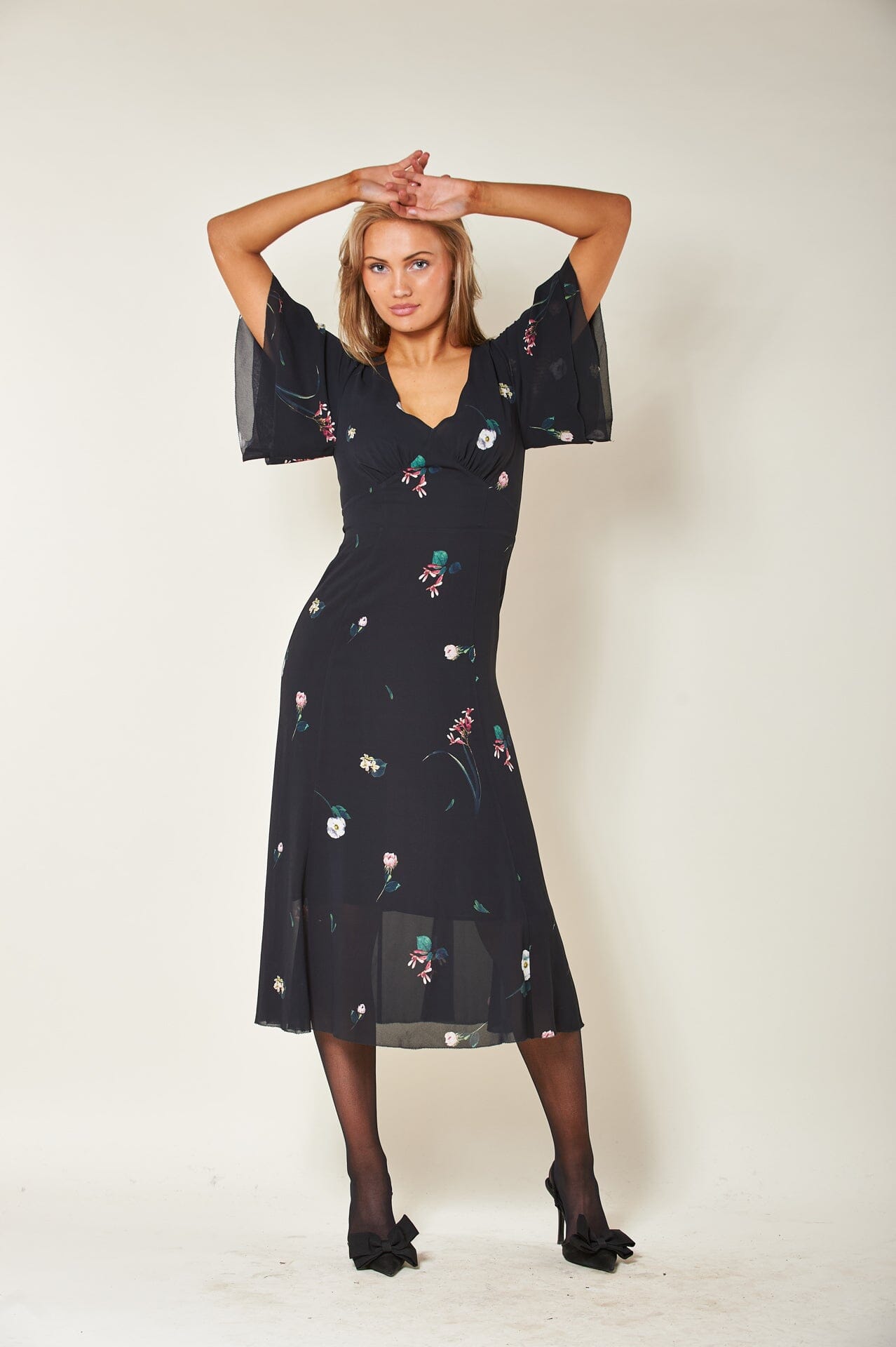 ArnieSays: Elene Dark Floral Kjole