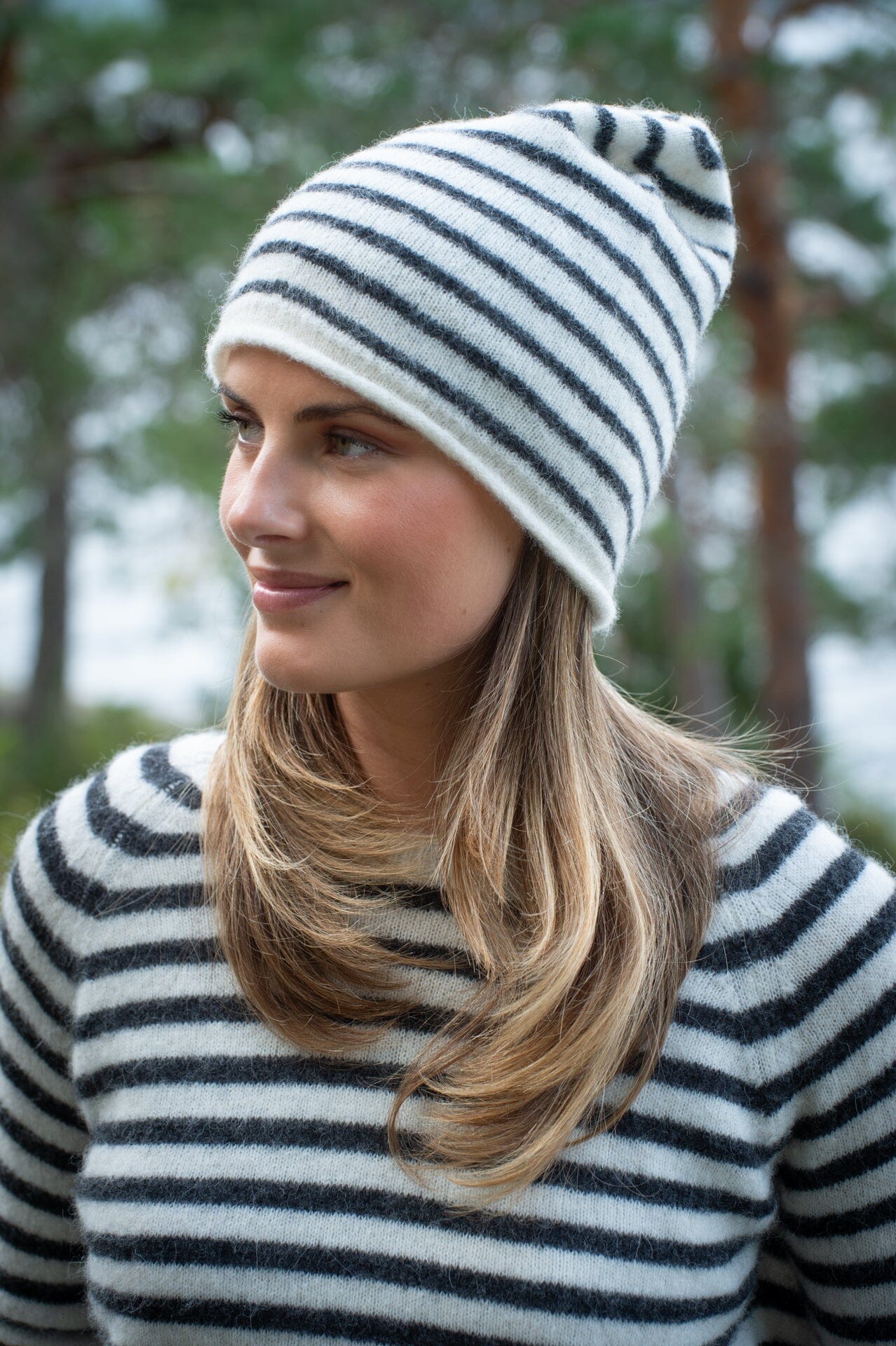 ArnieSays: Gini Stripe Offwhite/Charcoal Hodeplagg