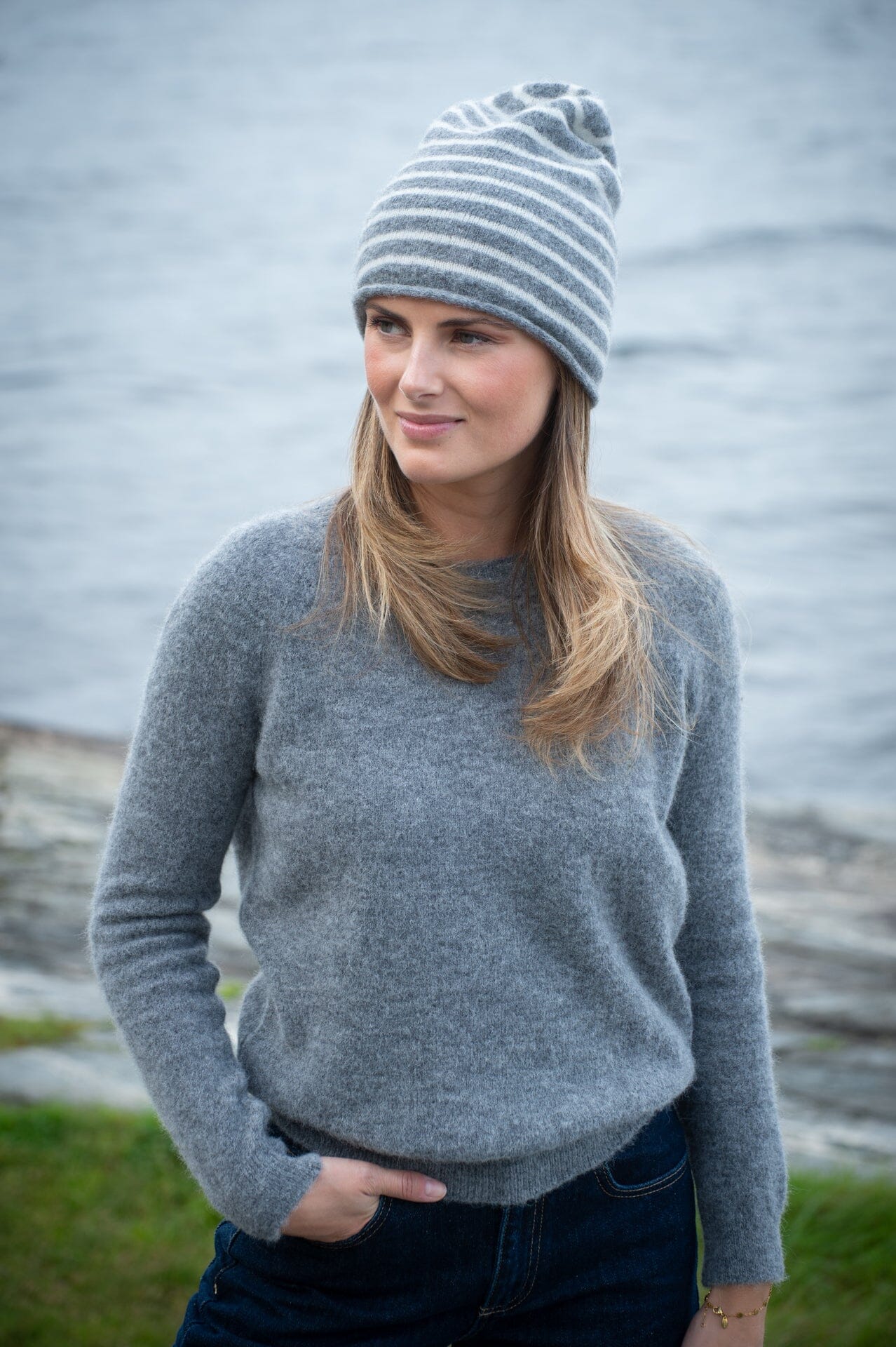ArnieSays: Gini Stripe Dk Grey/Offwhite Hodeplagg