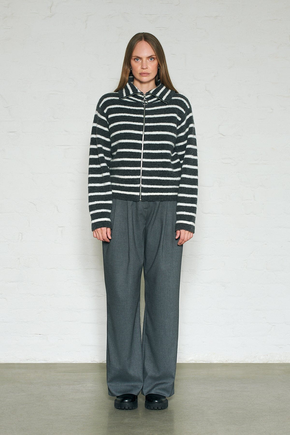 ArnieSays: James Stripe Dk Grey/Offwhite Genser