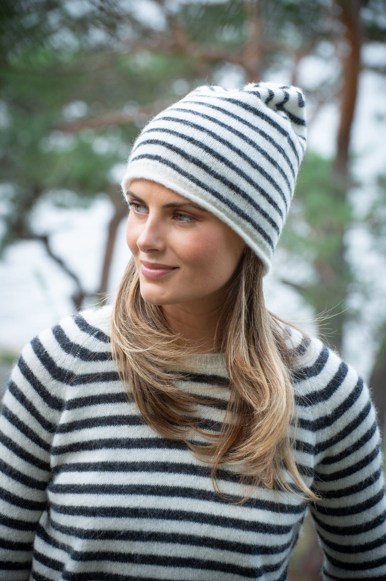 ArnieSays: Gini Stripe Offwhite/Charcoal Hodeplagg