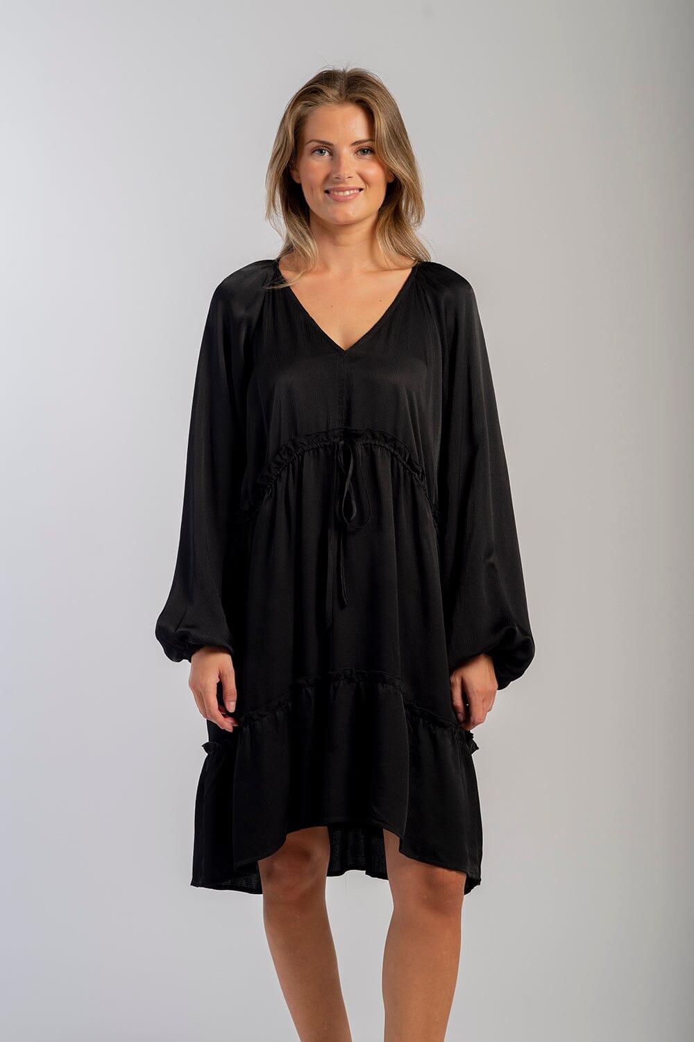 ArnieSays: Aura Jacquard Black Kjole