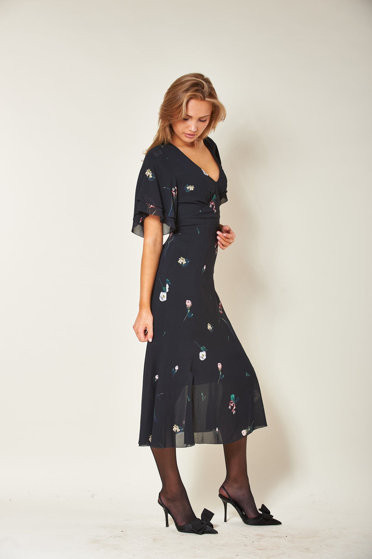 ArnieSays: Elene Dark Floral Kjole