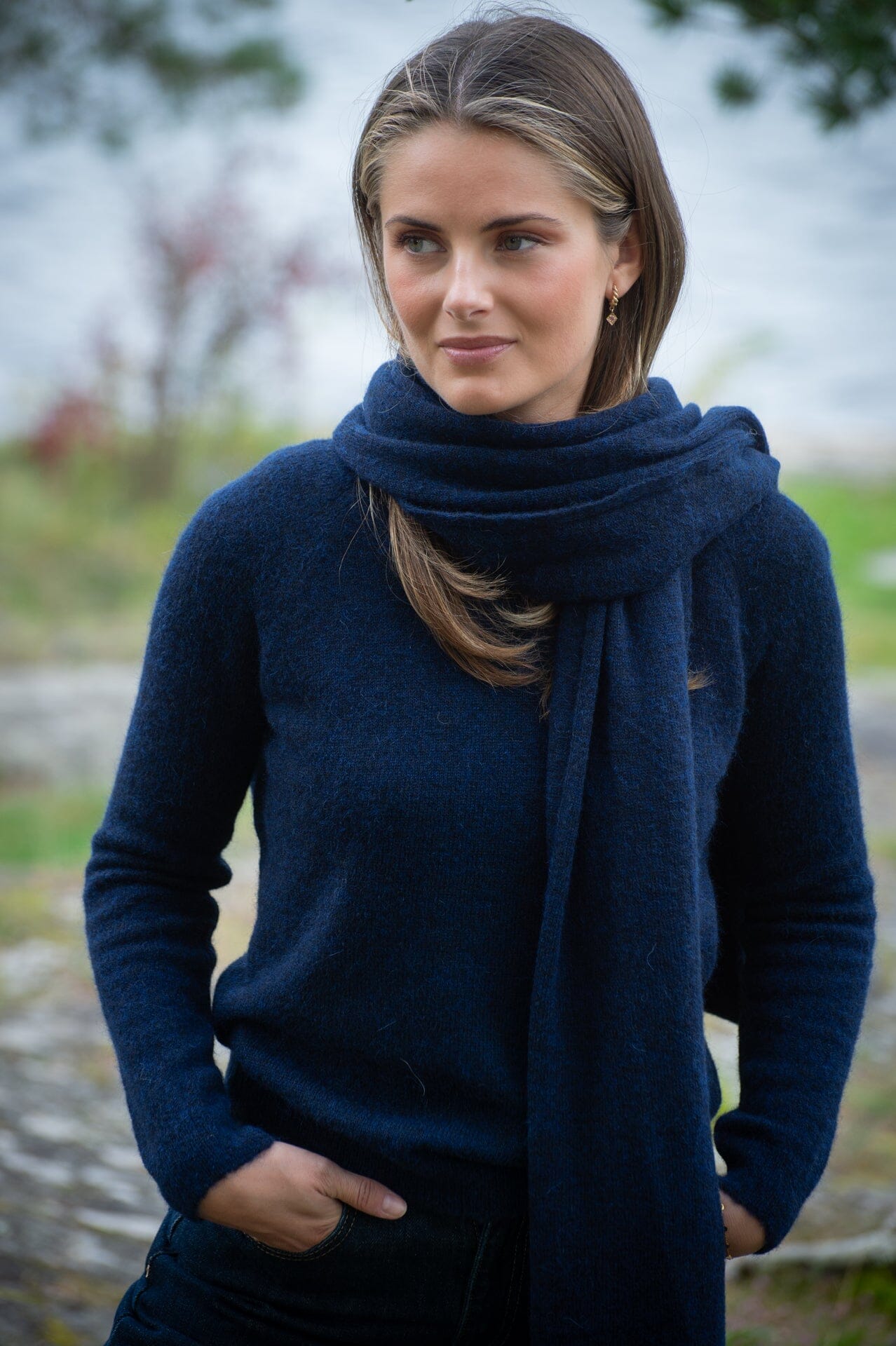 ArnieSays: Fiona Dk Navy Genser