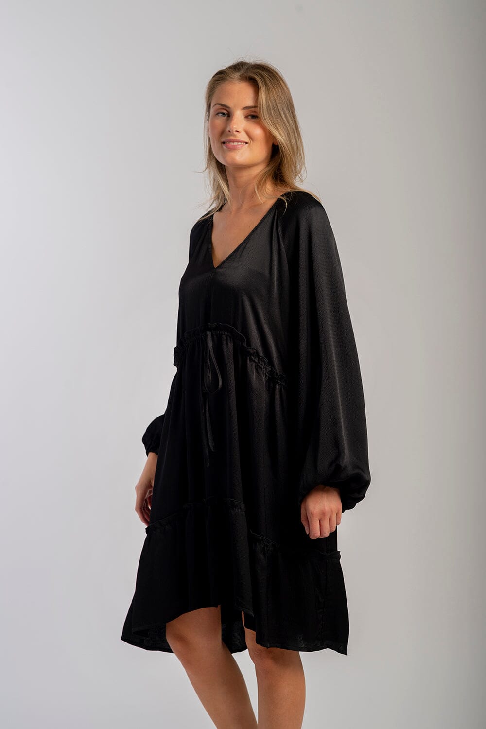 ArnieSays: Aura Jacquard Black Kjole