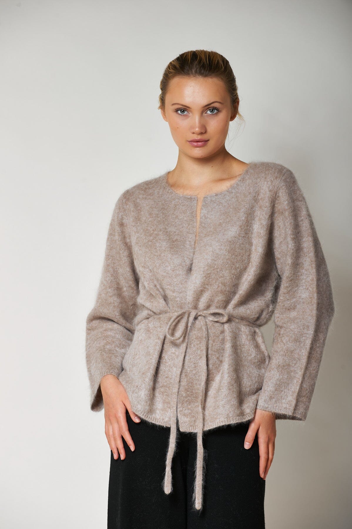 Aurora Diamante Brushed Cashmere Cardigan Taupe Genser