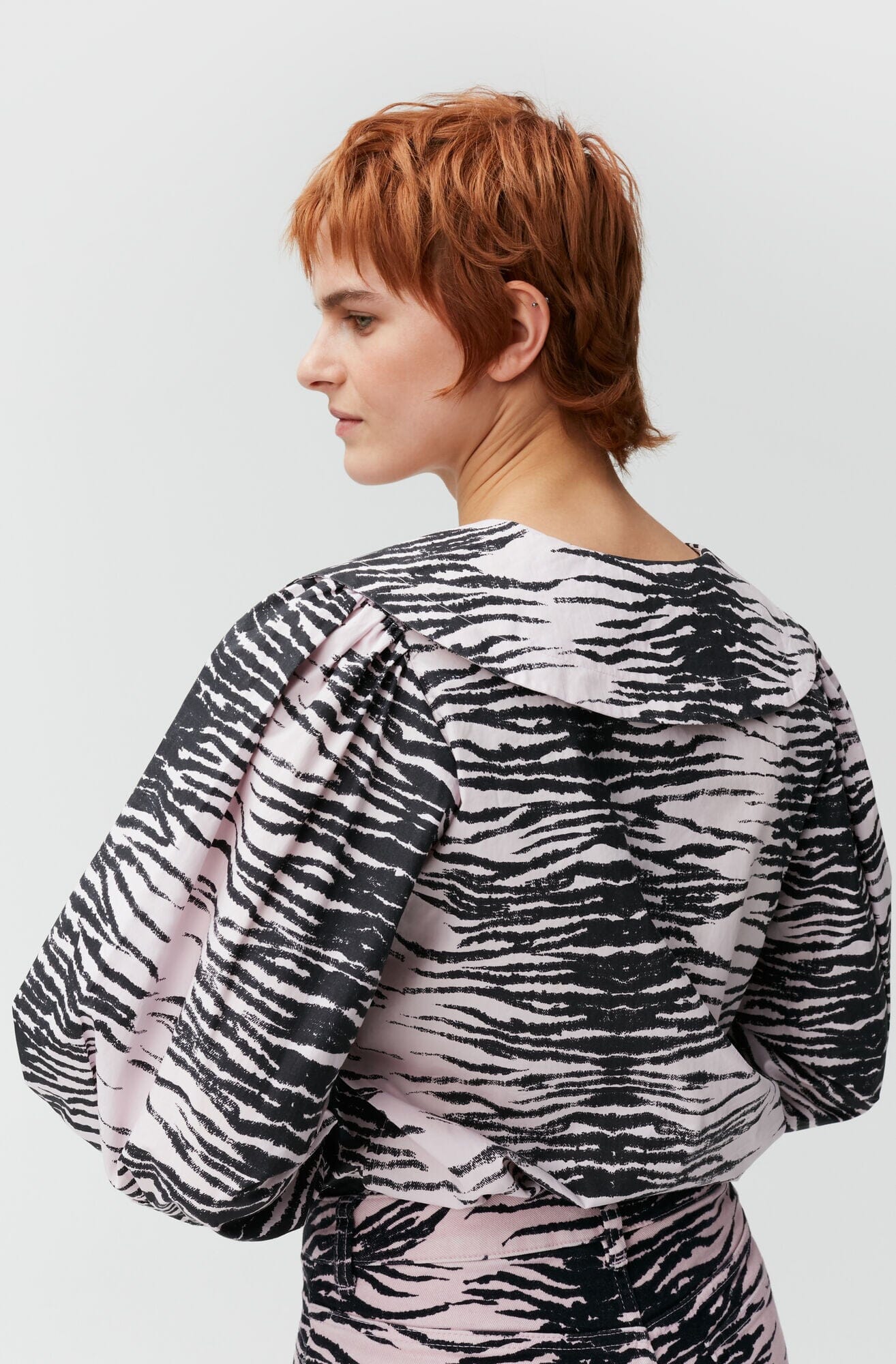 Ganni F6830 Printed Cotton V-neck Shirt Light Lilac Skjorte