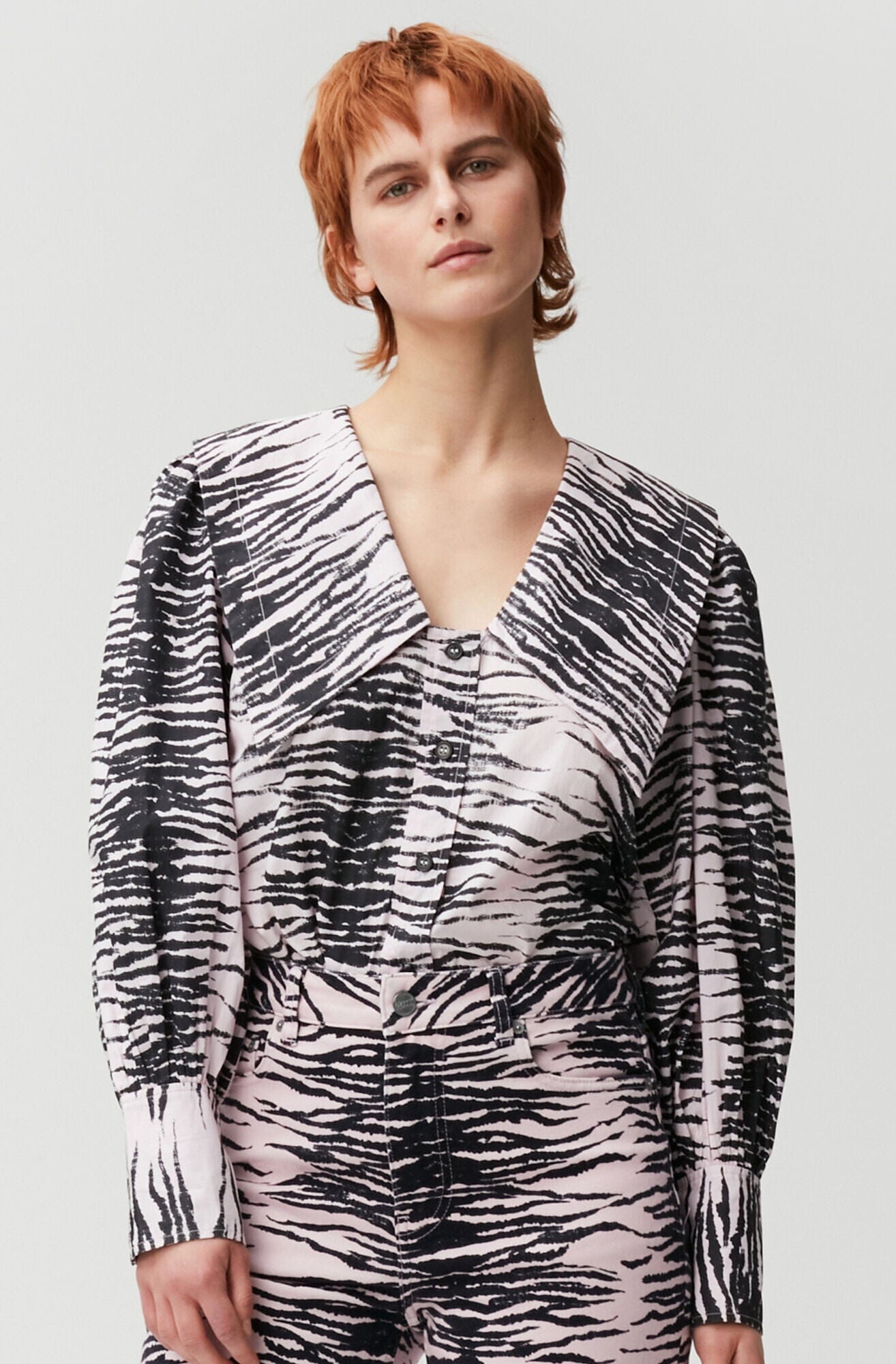 Ganni F6830 Printed Cotton V-neck Shirt Light Lilac Skjorte
