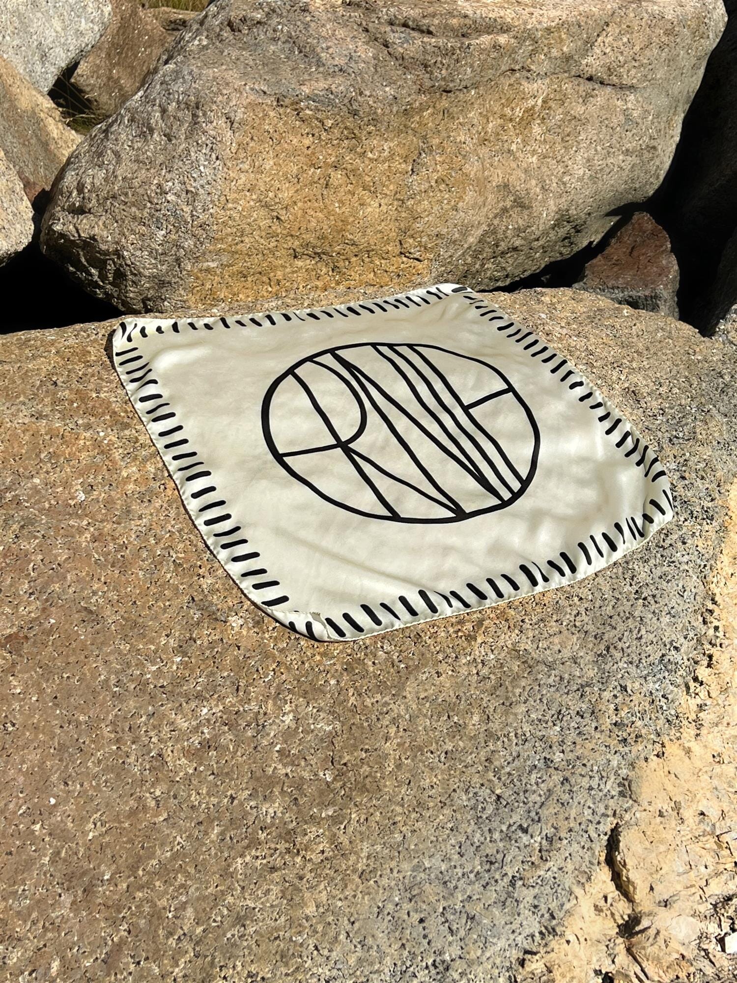 ArnieSays: Insignia Offwhite/Black Tilbehør
